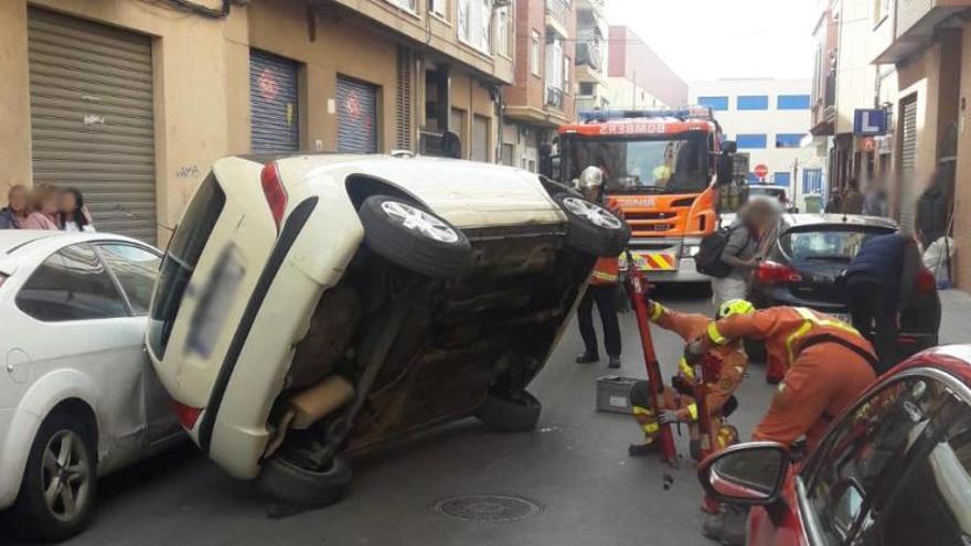 Aparatoso vuelco de un vehículo en Benetússer