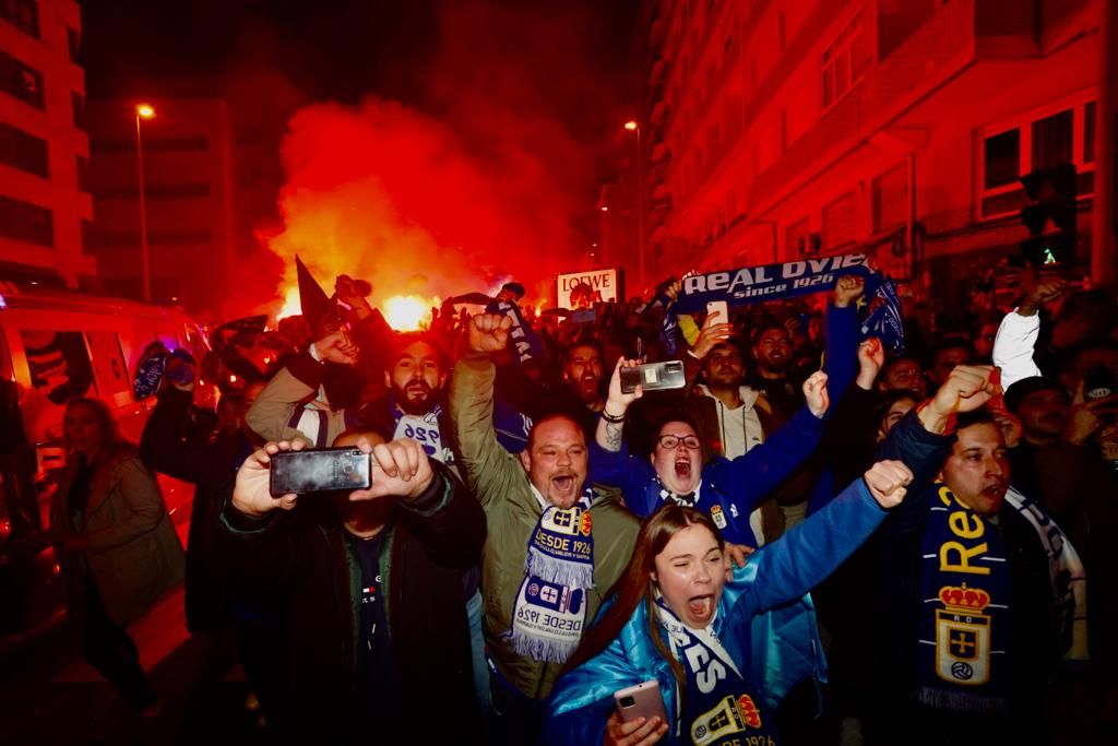 Las aficiones del Oviedo y el Sporting calientan motores antes del derbi