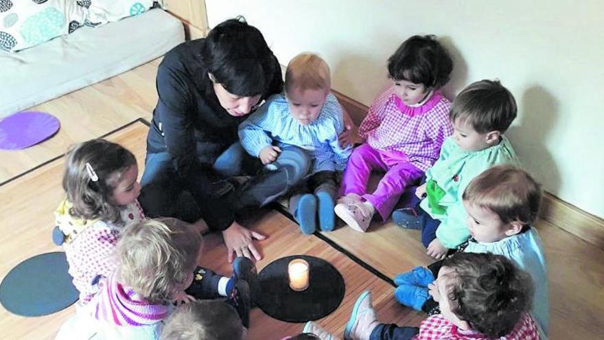 María Eugenia de Paz, con un grupo de niños durante una de sus sesiones infantiles.