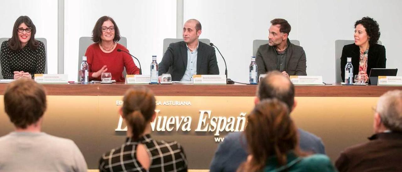 De izquierda a derecha, Virginia Carrera, Almudena Cueto, Marcos Óscar Martínez, Constantino Menéndez y Nerea Larfeuil.