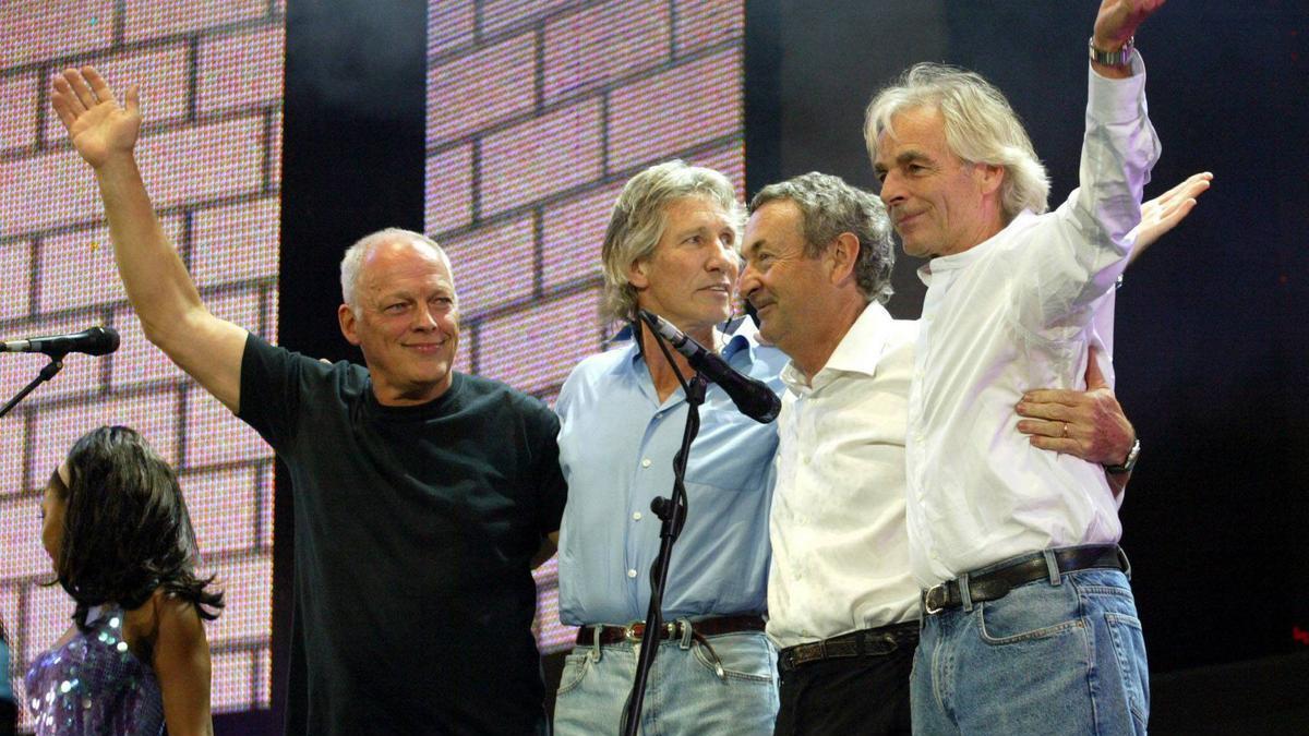 El grupo Pink Floyd, reunido por primera vez después de veinte años en el concierto Live 8, en Londres, en 2005. David Gilmour es el primero por la izda., y Roger Waters el segundo.