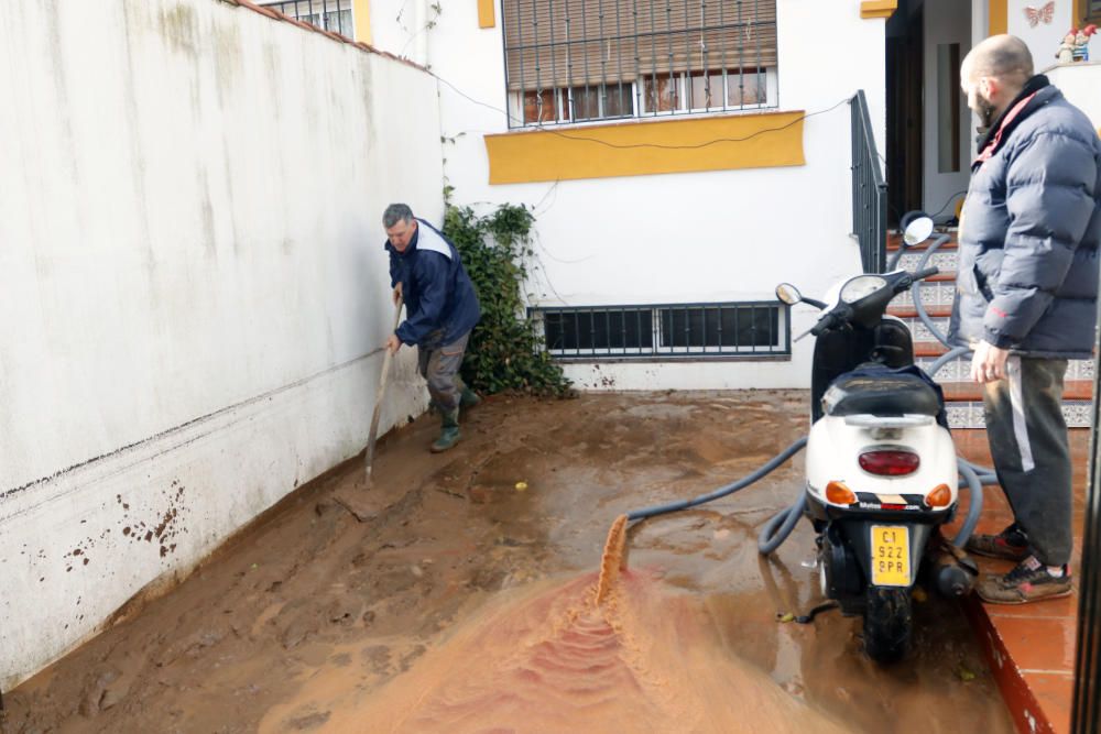 El barro se coló en patios y garajes.