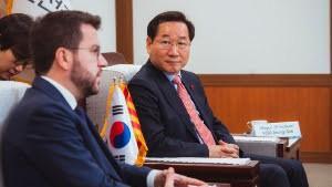 El president de la Generalitat, Pere Aragonès, amb lalcalde dIncheon, Yoo Keong-bok