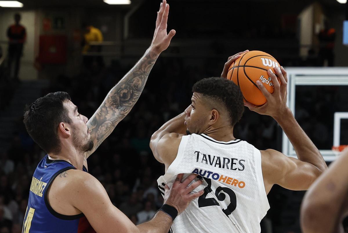 Willy Hernangómez defiende a Tavares, en el último clásico en el WiZink Center de Madrid.