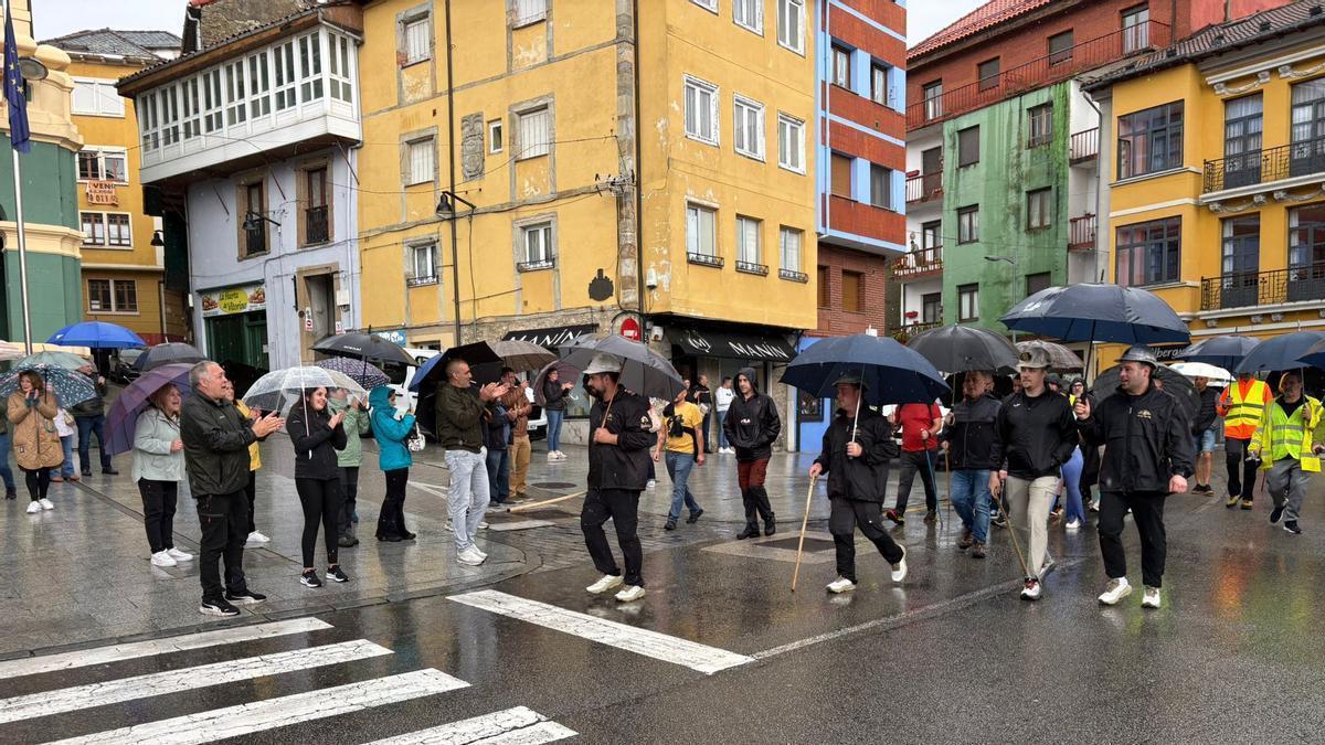 La marcha minera llega a Tineo entre gritos de ánimo y aplausos: "Esto nos da ánimos para seguir a pesar de la lluvia"