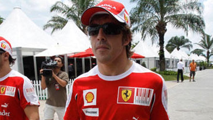 Fernando Alonso caminando por el paddock de Malasia.