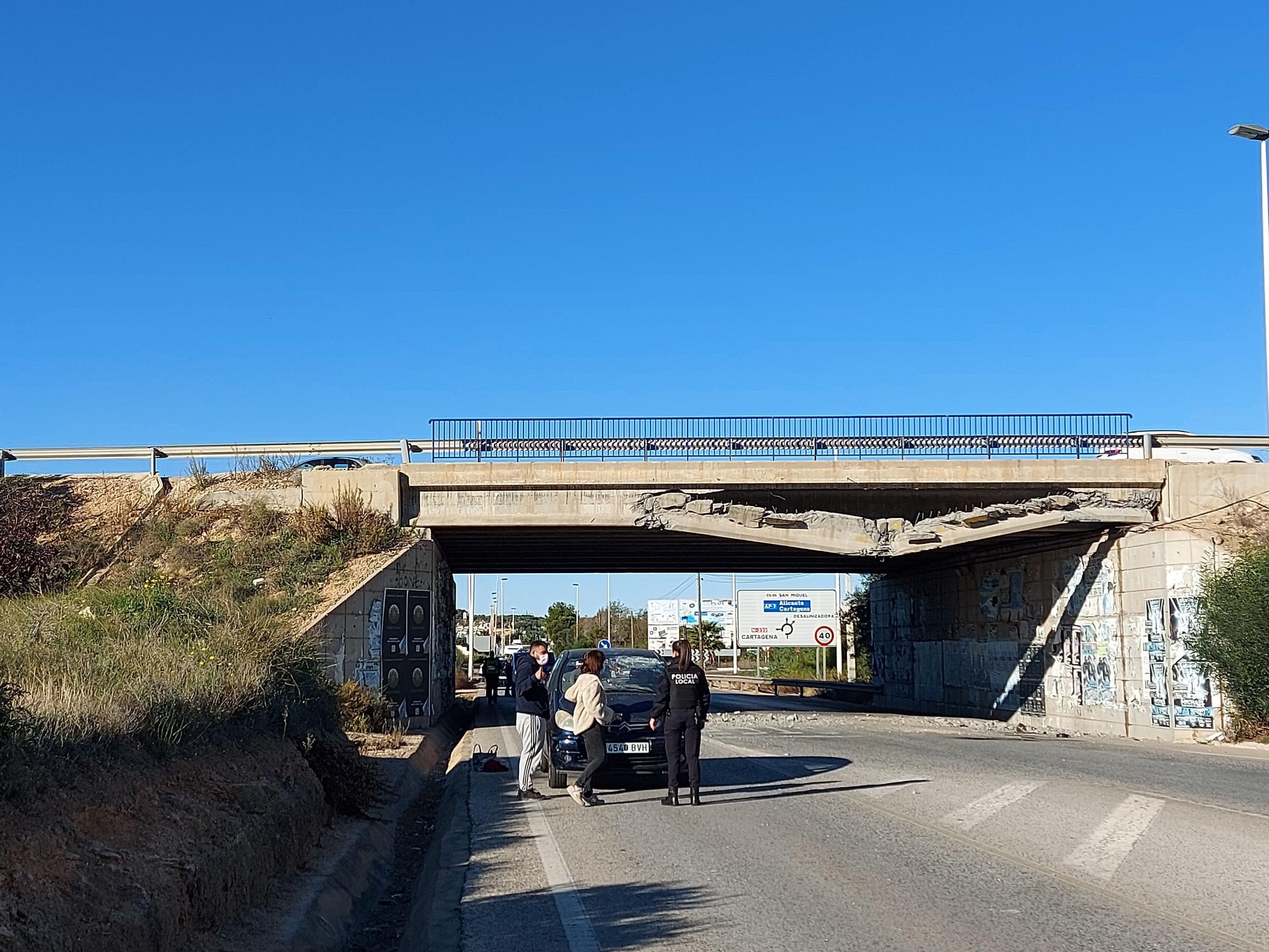 Un camión choca contra el puente de la N-332 sobre la CV-95 a la altura la La Veleta en Torrevieja