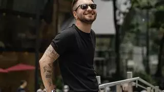 Boss rebaja a menos de 8 euros su camiseta básica más versátil, cómoda y que mejor sienta de su catálogo (y más)