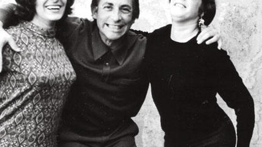 En1968, con su hermana Mercedes Ruibal y su cuñado el arquitecto Agustín Pérez Bellas.