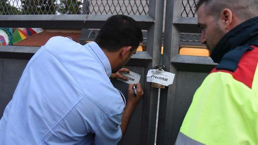 Una patrulla de Mossos, segellant diumenge a la tarda un dels col·legis de Manresa, el de les Escodines