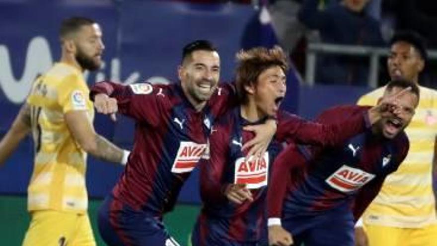 Els jugadors de l&#039;Eibar abracen Inui (centre) després del primer gol