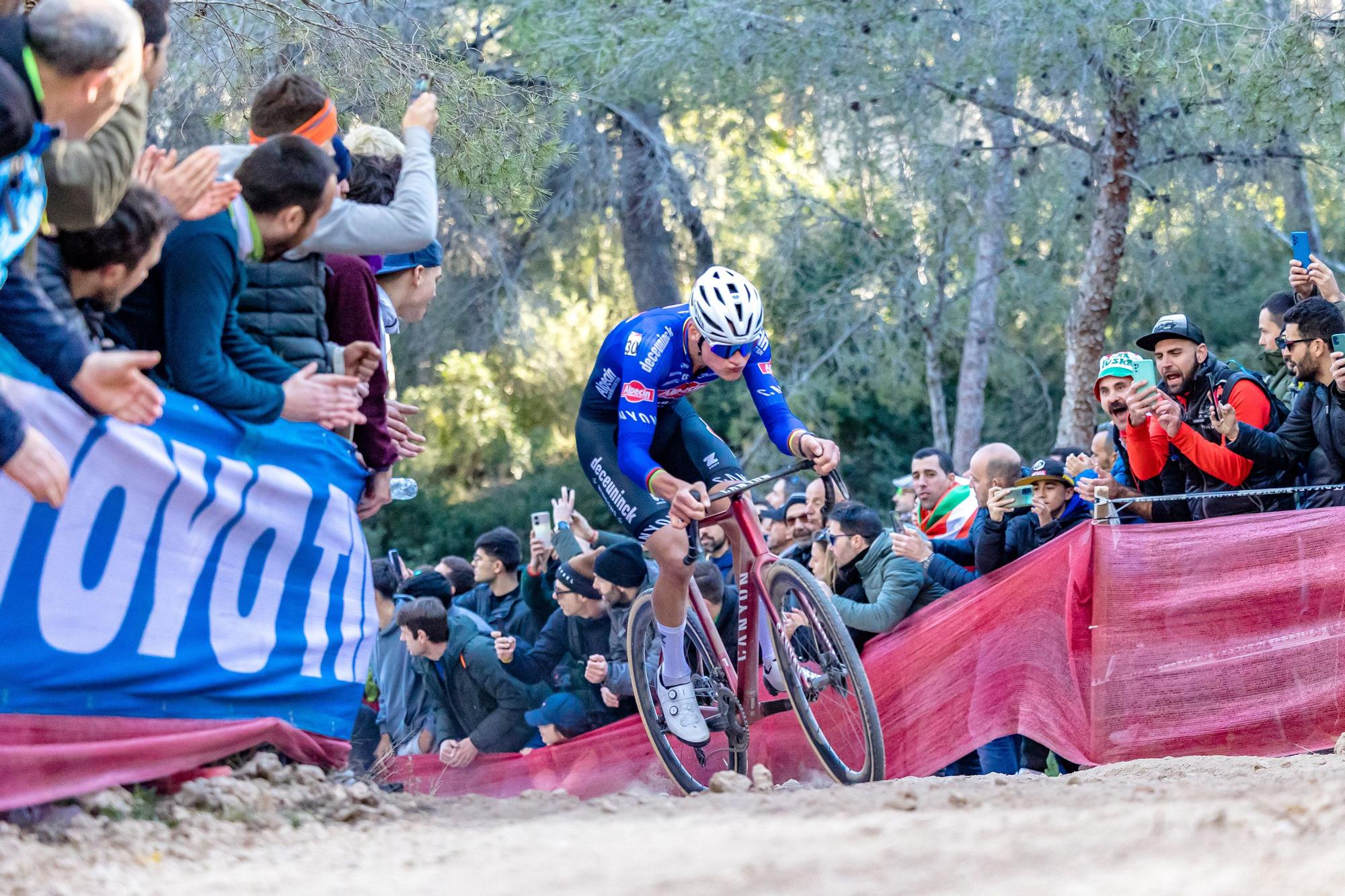 Apoteósico mundial de ciclocross de Benidorm: Van der Poel derrota a Van Aert.