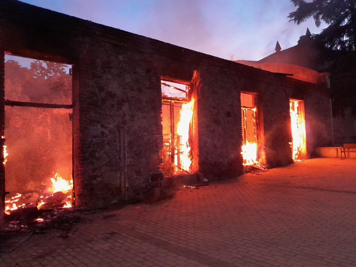 Fotogalería | Las imágenes del incendio en un edifico en ruinas en Plasencia Fotogalería | Las imágenes del incendio en un edifico en ruinas en Plasencia