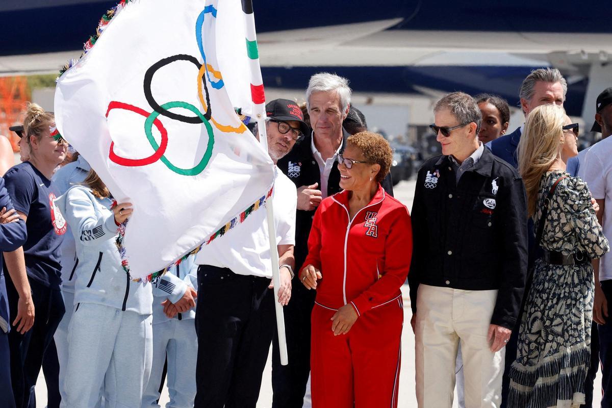 La bandera olímpica ya está en Los Ángeles, sede de los Juegos en 2028