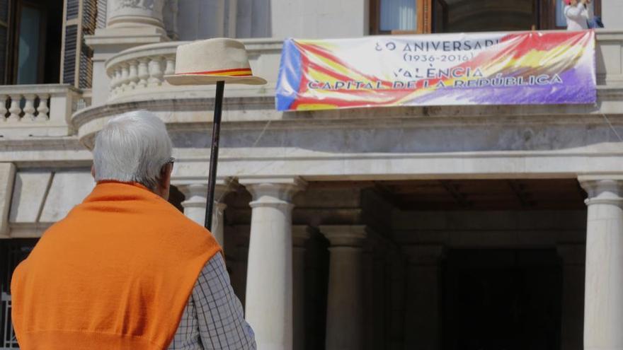 La pancarta conmemorativa en el balcón municipal. Foto: Fernando Bustamante