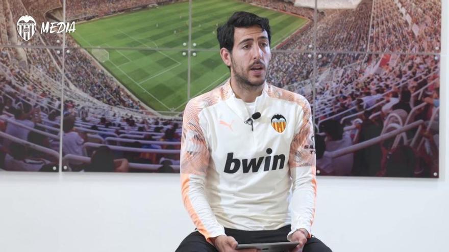 Parejo recibe la felicitación de los históricos del Valencia CF