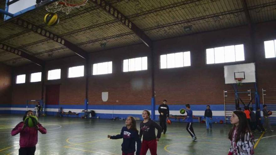 Los participantes en la miniolimpiada juegan al baloncesto.