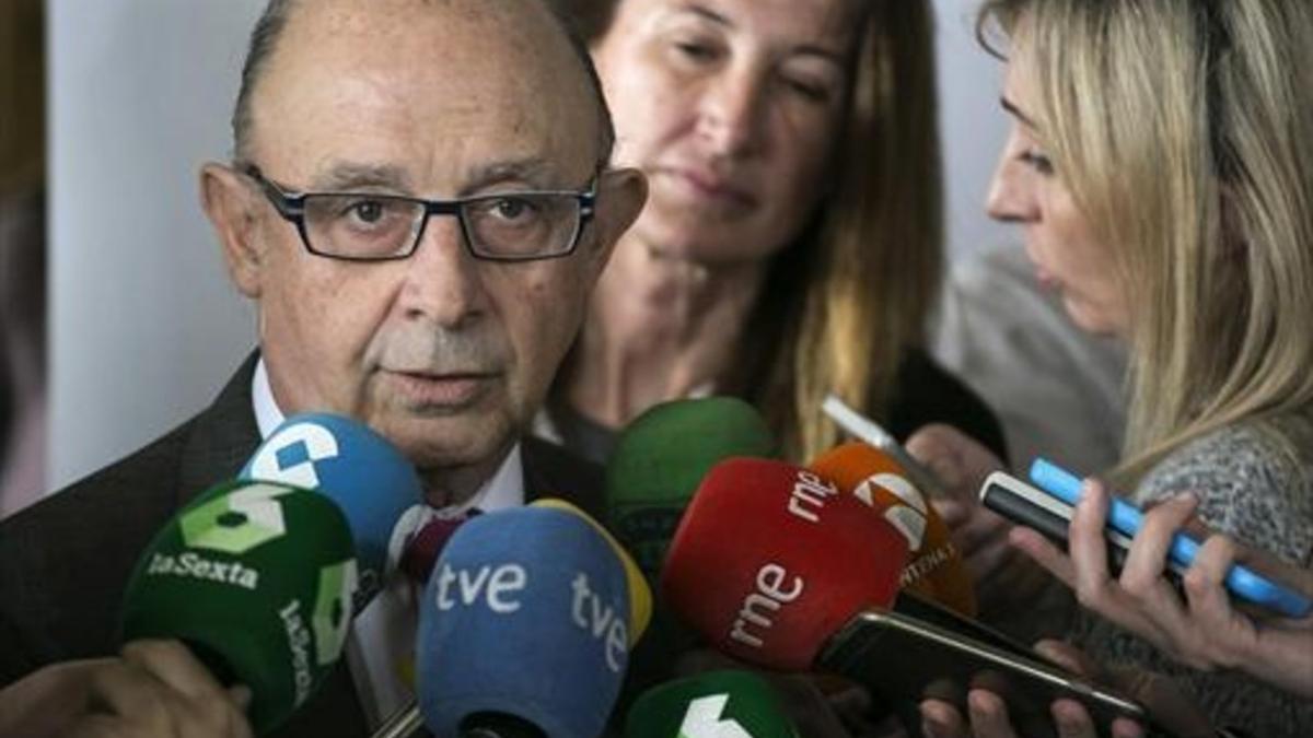 Cristóbal Montoro, ministro de Hacienda, atiende a los periodistas, ayer en Madrid.