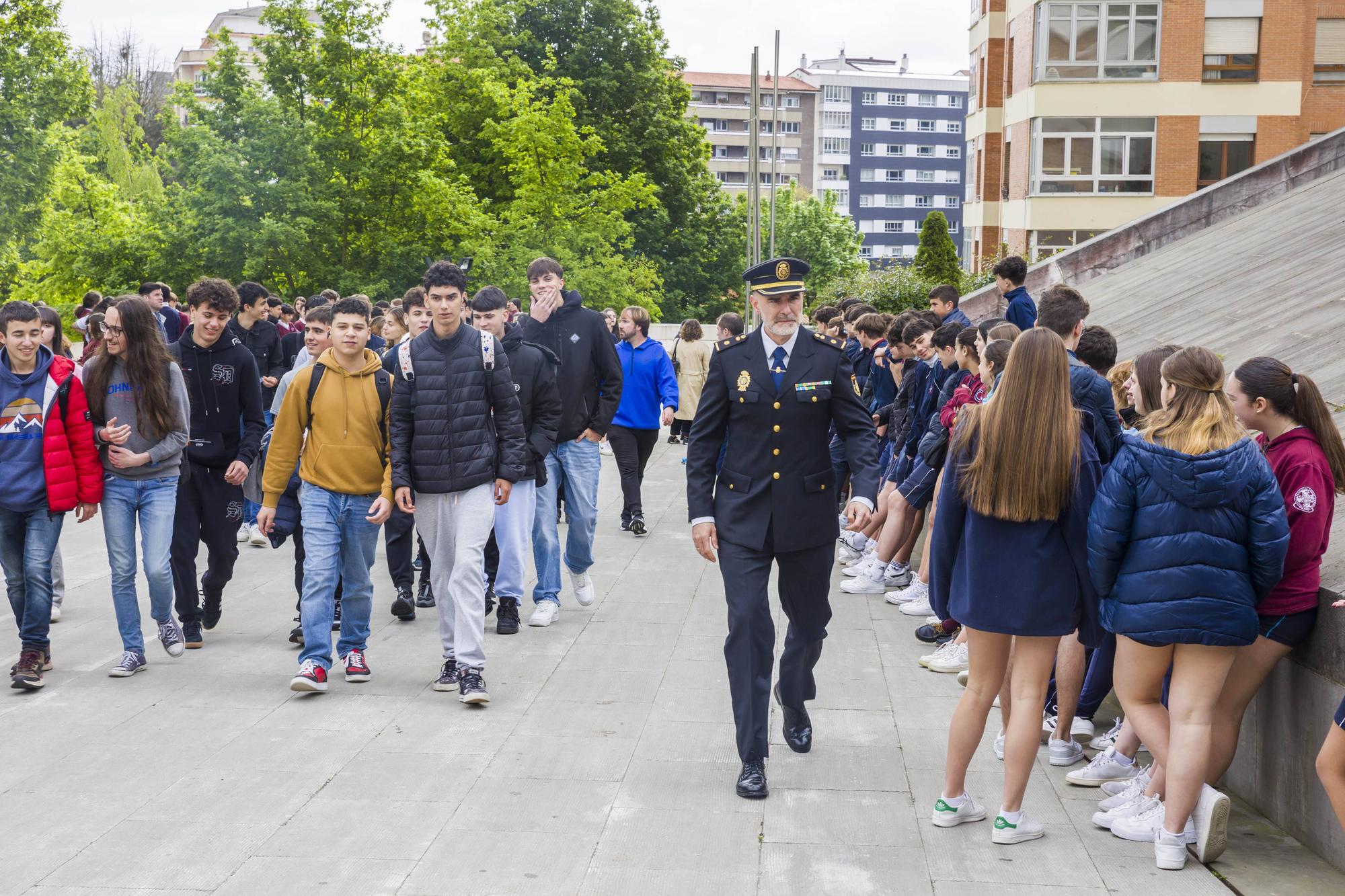 EN IMÁGENES: Así fue la conferencia de la jefa de la Policía Científica de Asturias ante centenares de escolares 

