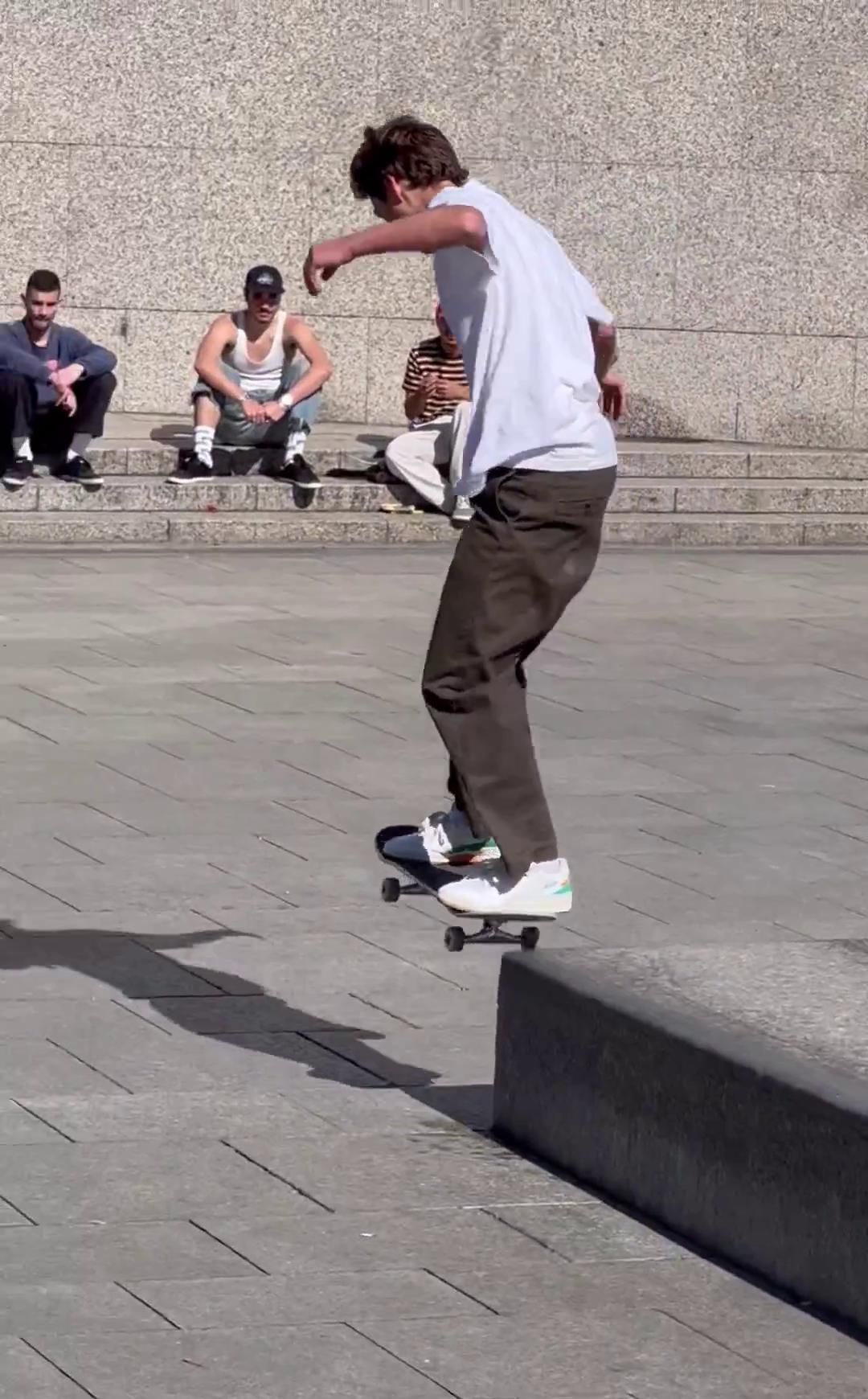 Los 'skaters' internacionales Miles Silvas, Mark Suciu y Mikel Vidal, en Vigo