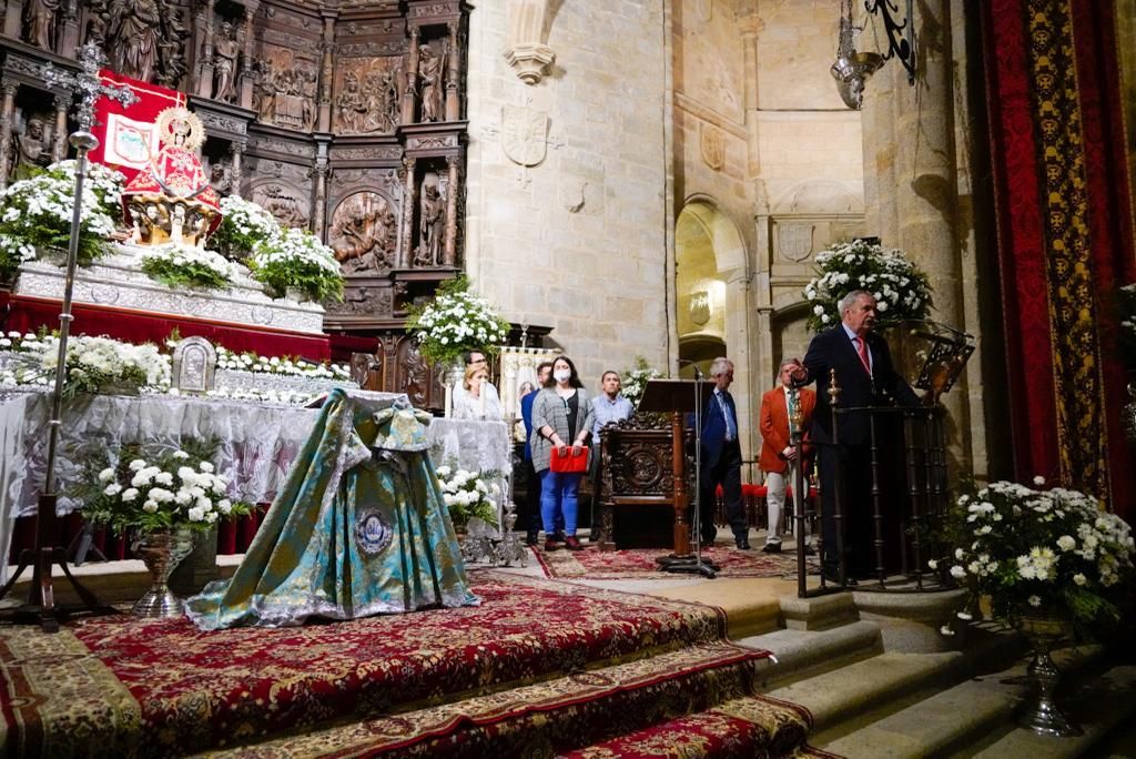 La cofradía de la Montaña regala un manto a la Virgen del Vaquero