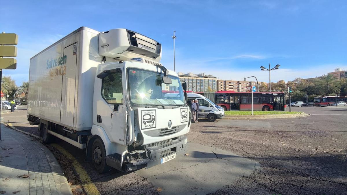 El camión frigorífico que ha chocado esta mañana con el autobús de la EMT en València.