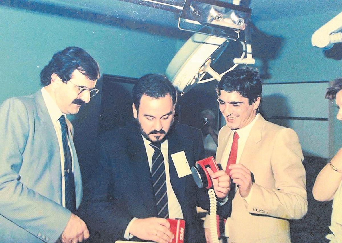 El expresidente de la Junta de Andalucía José Luis Rodríguez de la Borbolla, José Miguel Laín, primer director del hospital, y Pablo Recio, consejero de Salud en aquella época, en la inauguración del hospital.