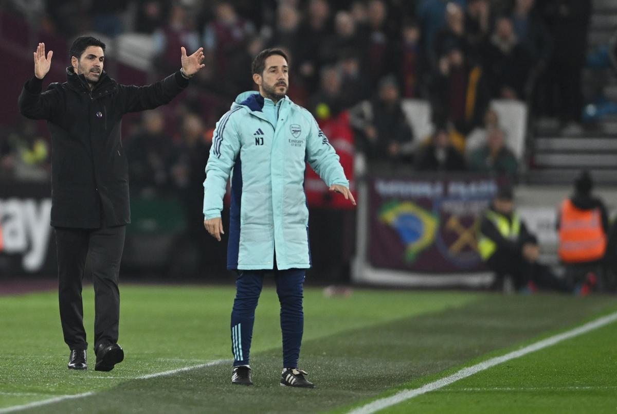 Mikel Arteta y Nicolas Jover, entrenador y responsable del balón parado del Arsenal.