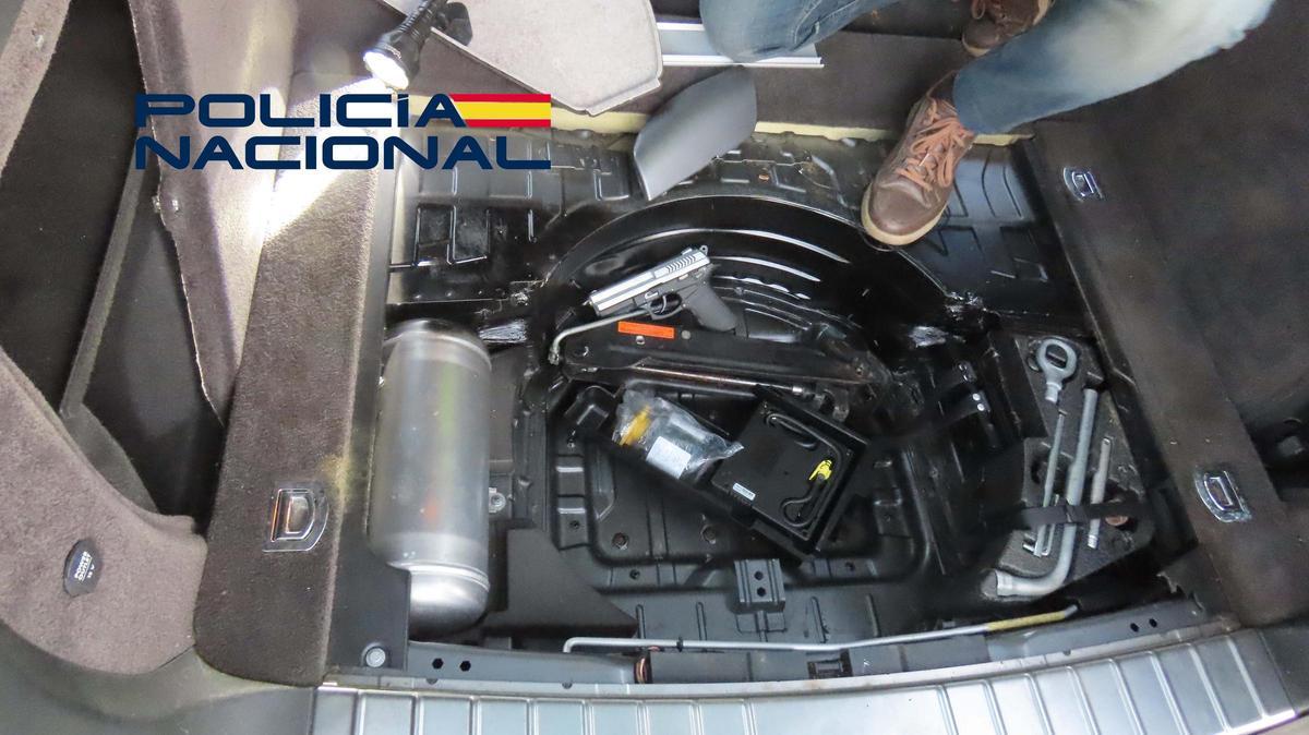 Armas y droga incautadas en el operativo.