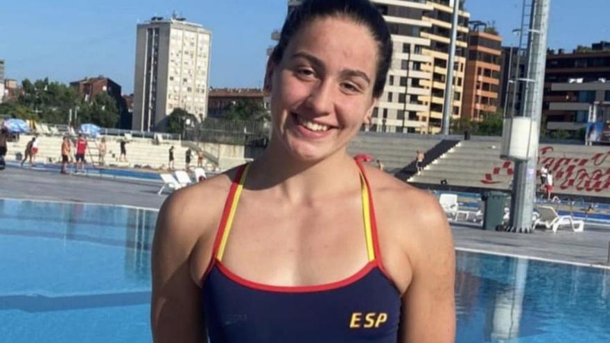 Carla Carrón posa en Belgrado con el bañador de la selección.