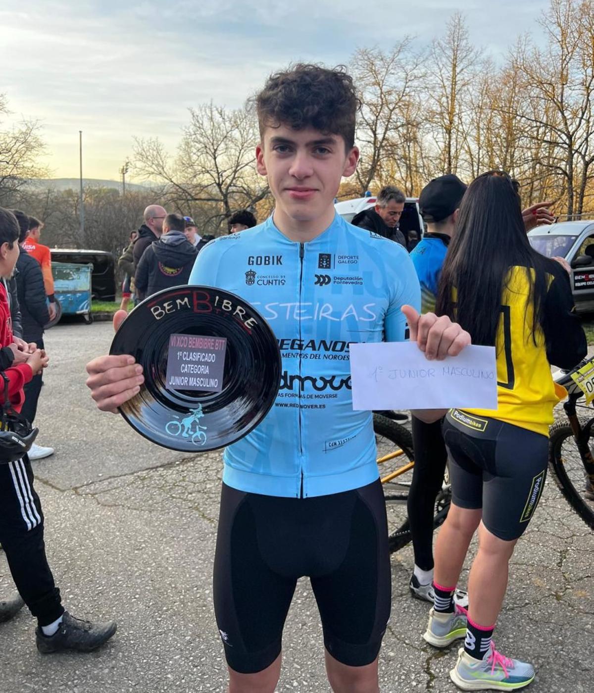 Manu Souto posa con el trofeo conseguido en Bembibre.