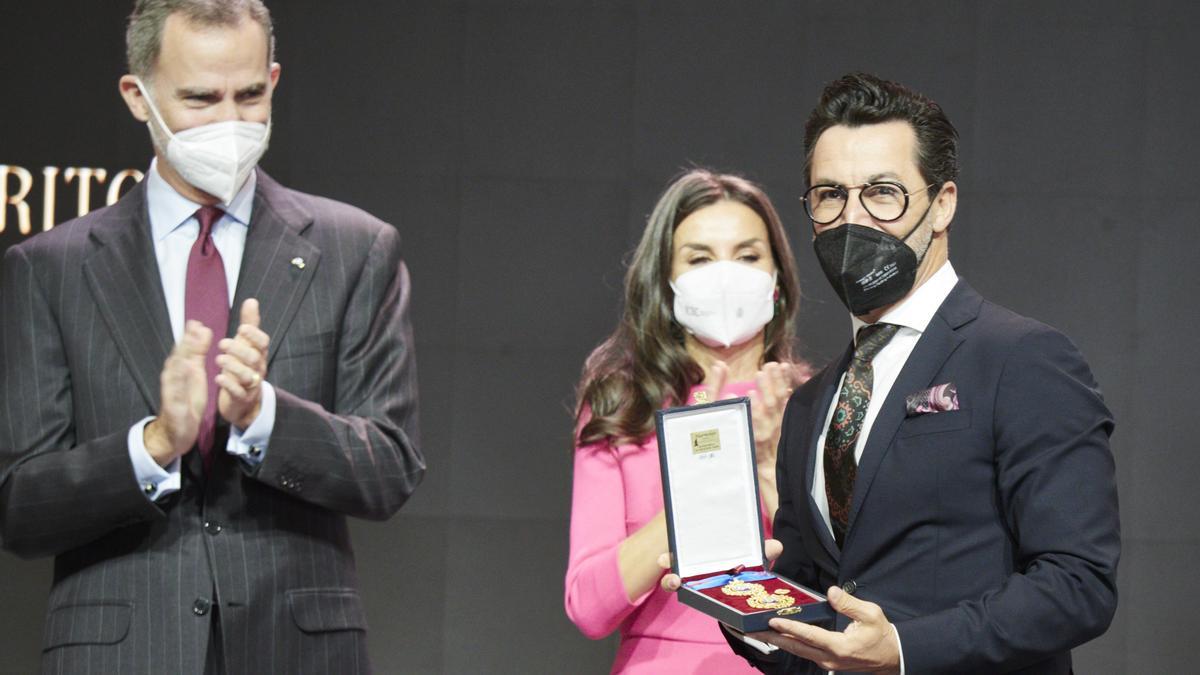 Quique Dacosta, tras recibir la Medalla de las Bellas Artes de manos de los reyes.