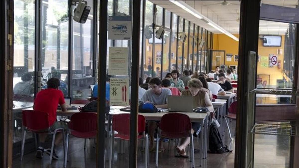 Estudiantes de la Universitat Politènica de catalunya (UPC) en una sala de estudio.