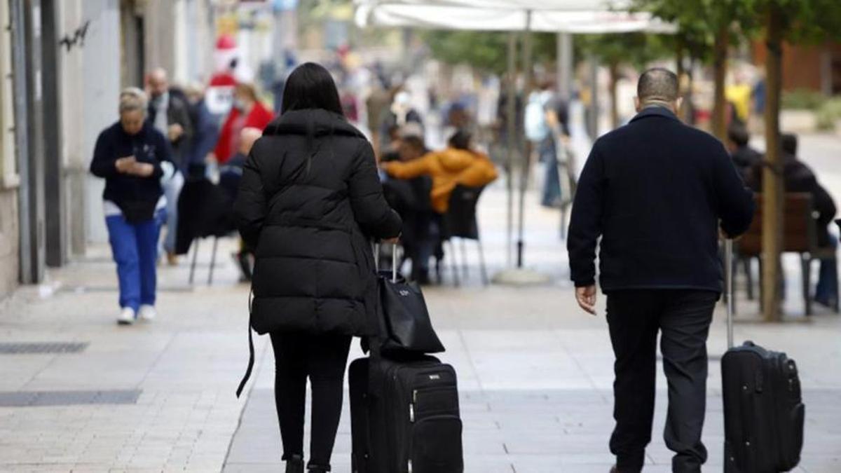Turistas con sus maletas en la capital malagueña