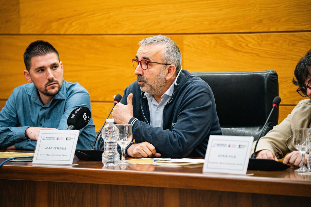 El president de la Mancomunitat, Salvador Femenia, i el director esportiu de la FPV, Santi Navarro.