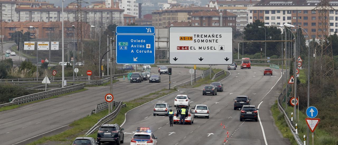 Control policial para rebajar la velocidad por la polución, en la avenida Príncipe de Asturias en dirección a La Calzada.
