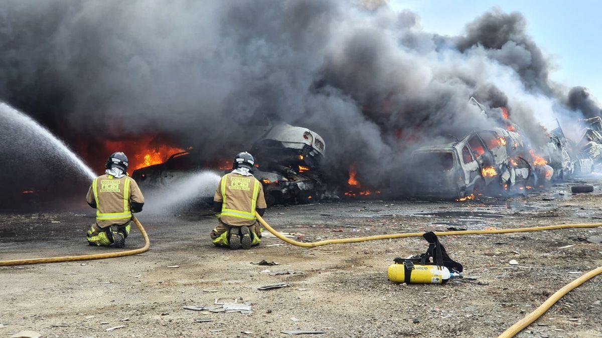 Bomberos trabajan en el lugar del suceso.