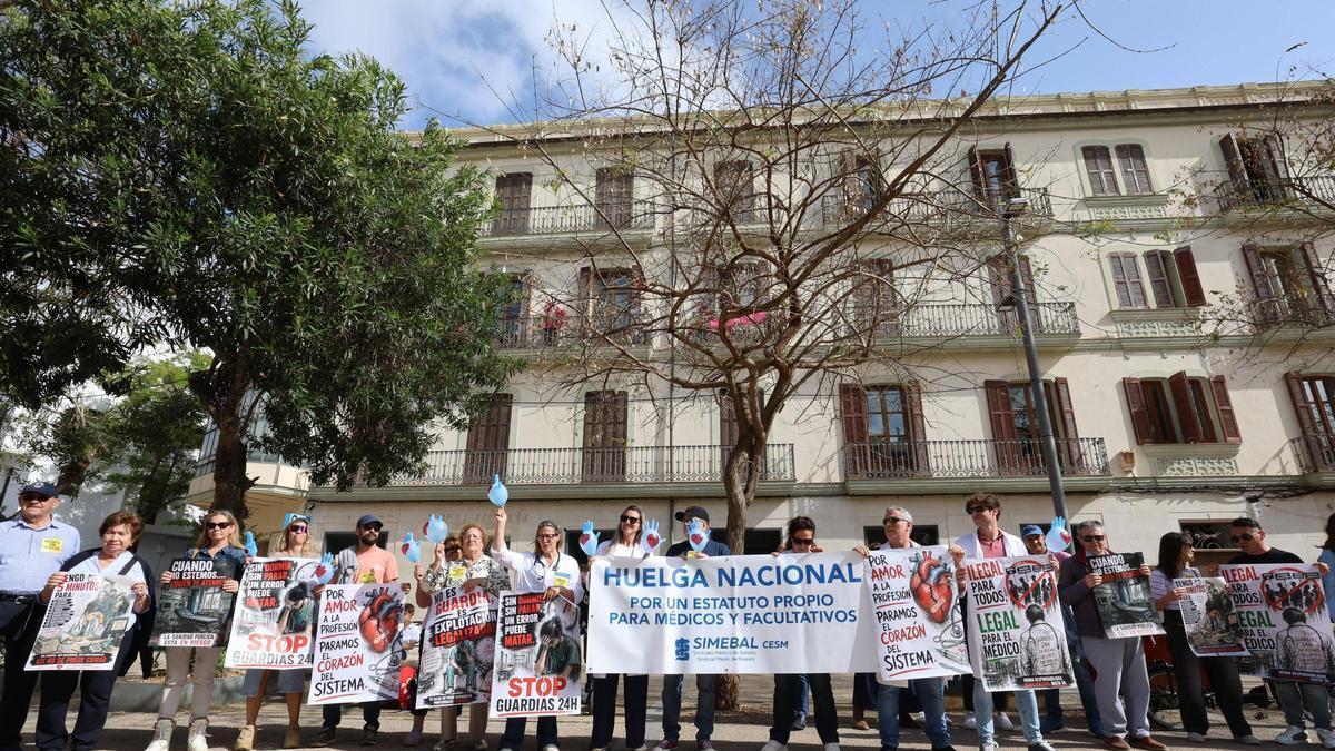 La concentración por la huelga de sanitarios de Ibiza, en imágenes