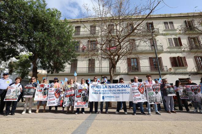 La concentración por la huelga de sanitarios de Ibiza, en imágenes