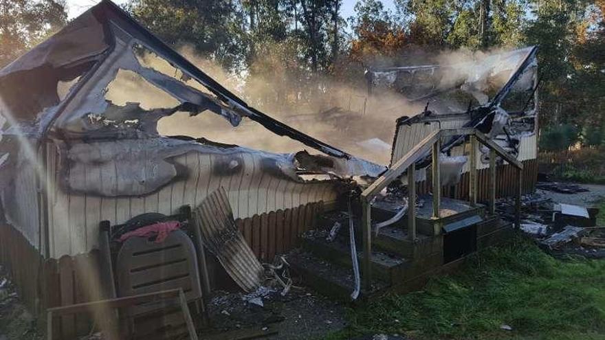 Los servicios de emergencia se movilizan en Mos por un incendio que calcinó una vivienda prefabricada