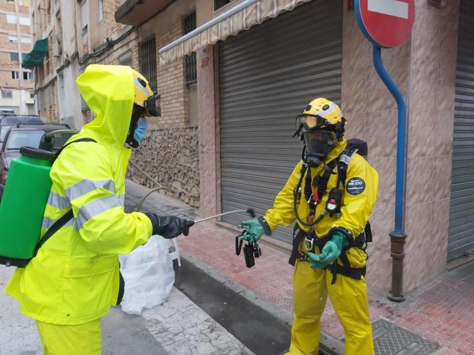 Los bomberos se preparan para acceder a la vivienda en la que se encuentran los cadáveres