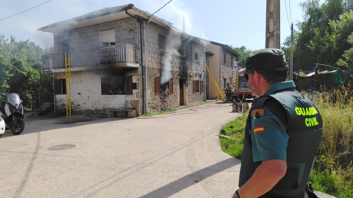 GALERÍA | Incendio en una vivienda de Barrio de Lomba