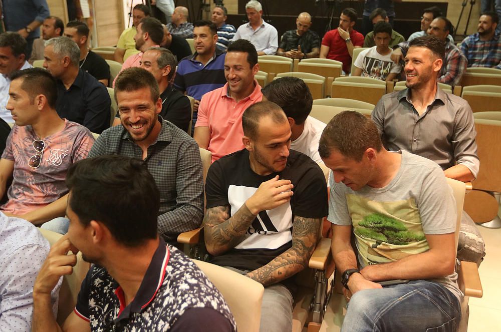 Jugadores y cuerpo técnico del Málaga CF despiden en la sala de prensa al central brasileño del Málaga CF