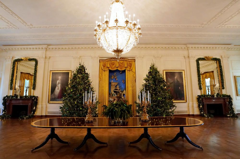 La Casa Blanca també es decora quan arriben les festes de Nadal. La primera dama, Melania Trump, és l''encarregada de mostrar als periodistes les estances decorades.