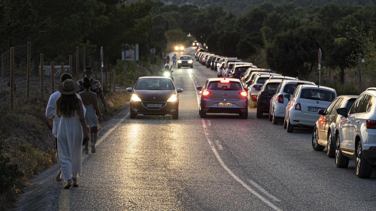Atasco en el acceso al mirador de Es Vedrà.