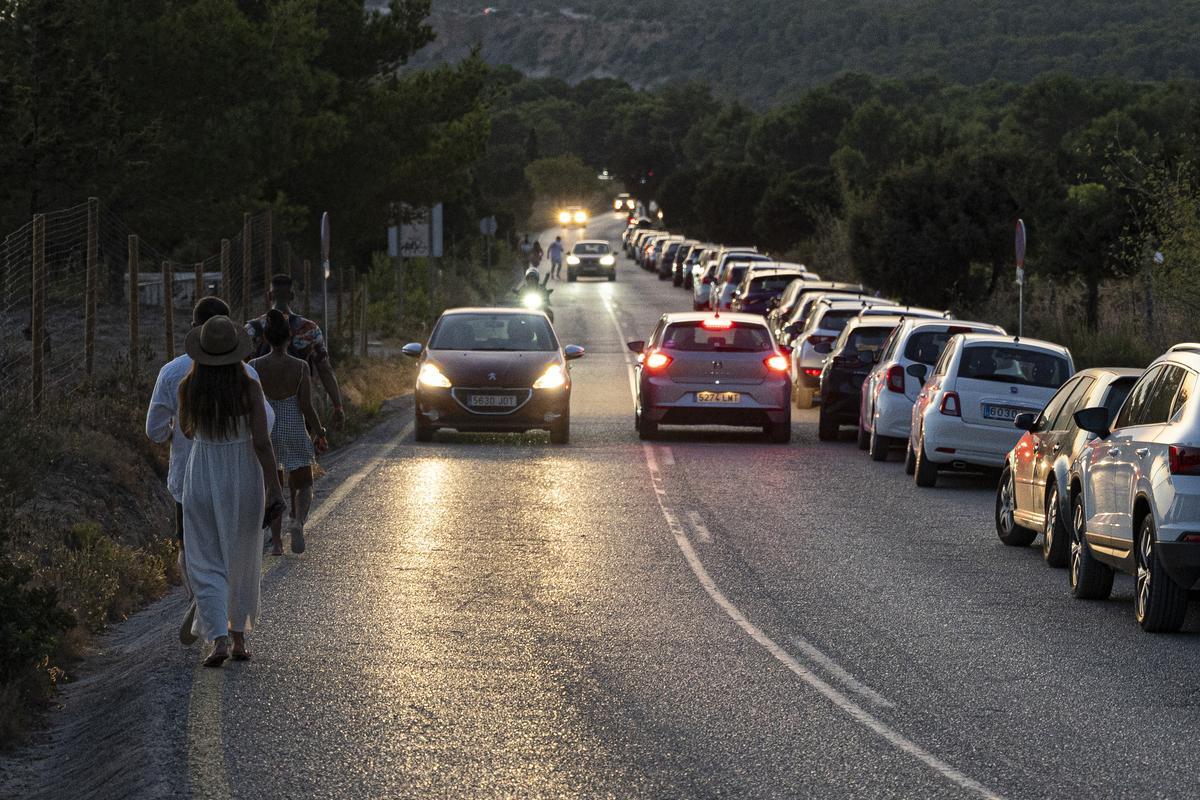 Atasco en el acceso al mirador de Es Vedrà