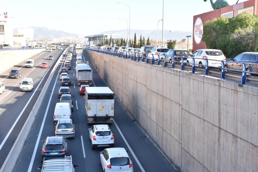 La colisión de tres camiones y dos coches colapsa la Vía de Cintura