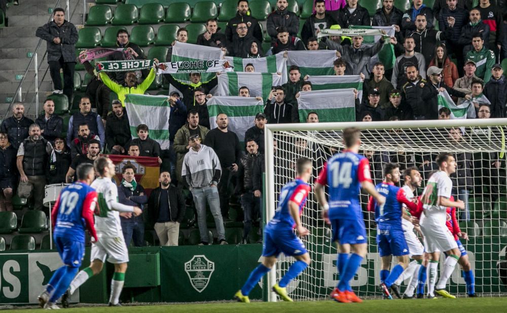 El Elche vence al Extremadura y se aleja de los puestos de descenso