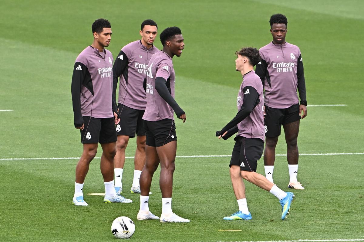 El centrocampista del Real Madrid Aurelien Tchouameni (c), junto a sus compañeros durante el entrenamiento realizado este sábado en la Ciudad Deportiva de Valdebebas, previo al partido contra el FC Barcelona.