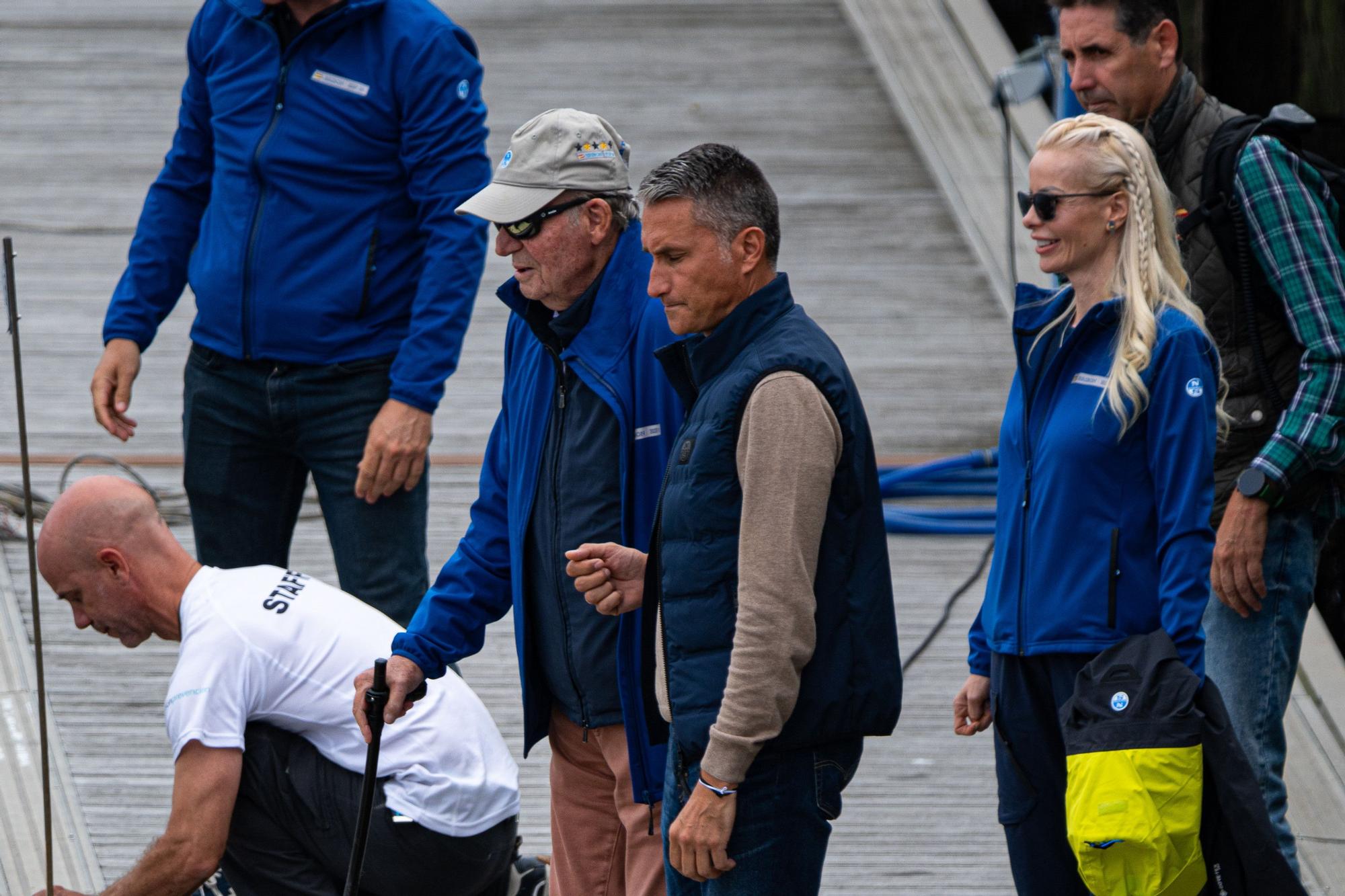 El Rey emérito Juan Carlos I (c) a su llegada al puerto deportivo, a 28 de septiembre de 2023, en Sanxenxo, Pontevedra